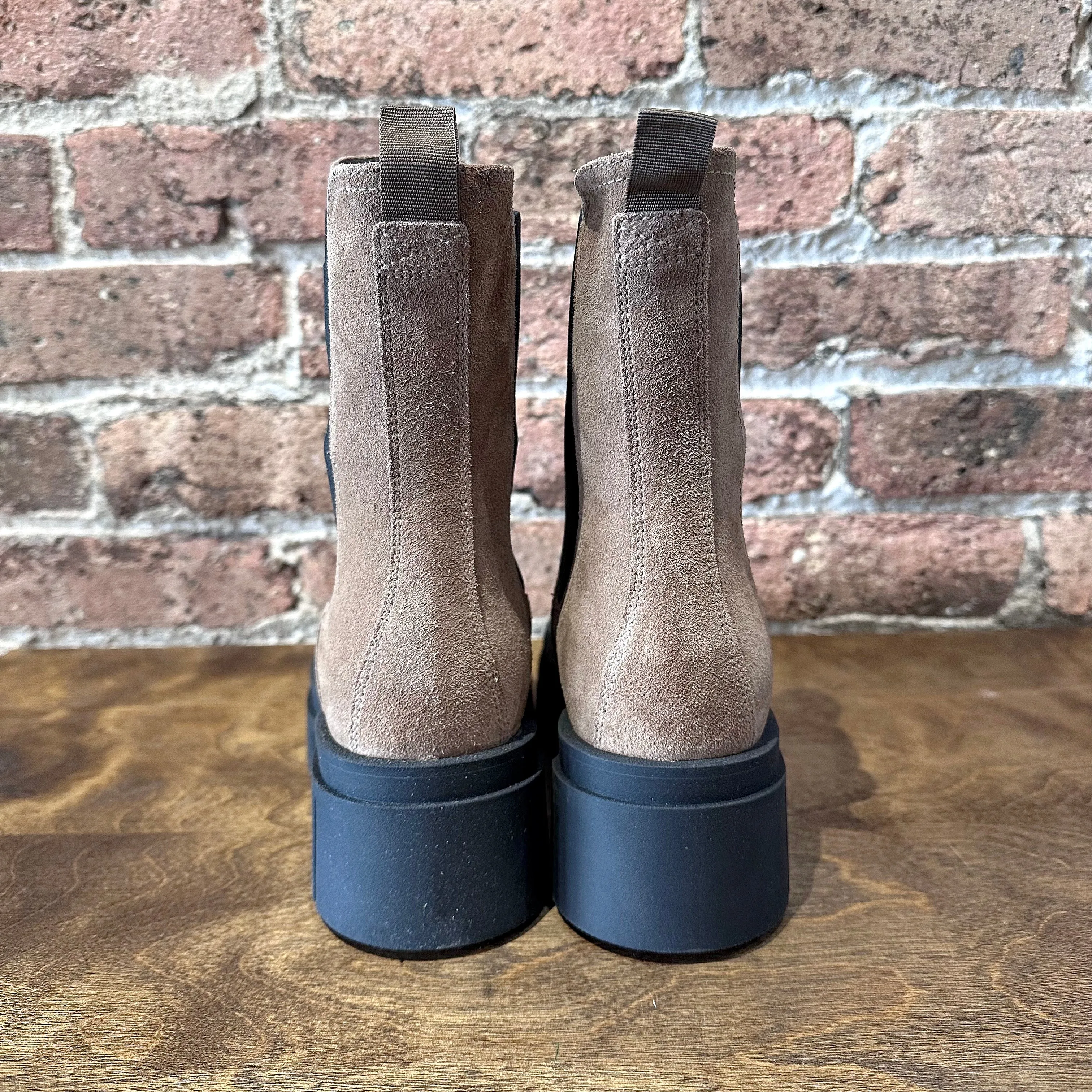 NeroGiardini I411925D-442 Camel Suede Chelsea Boot