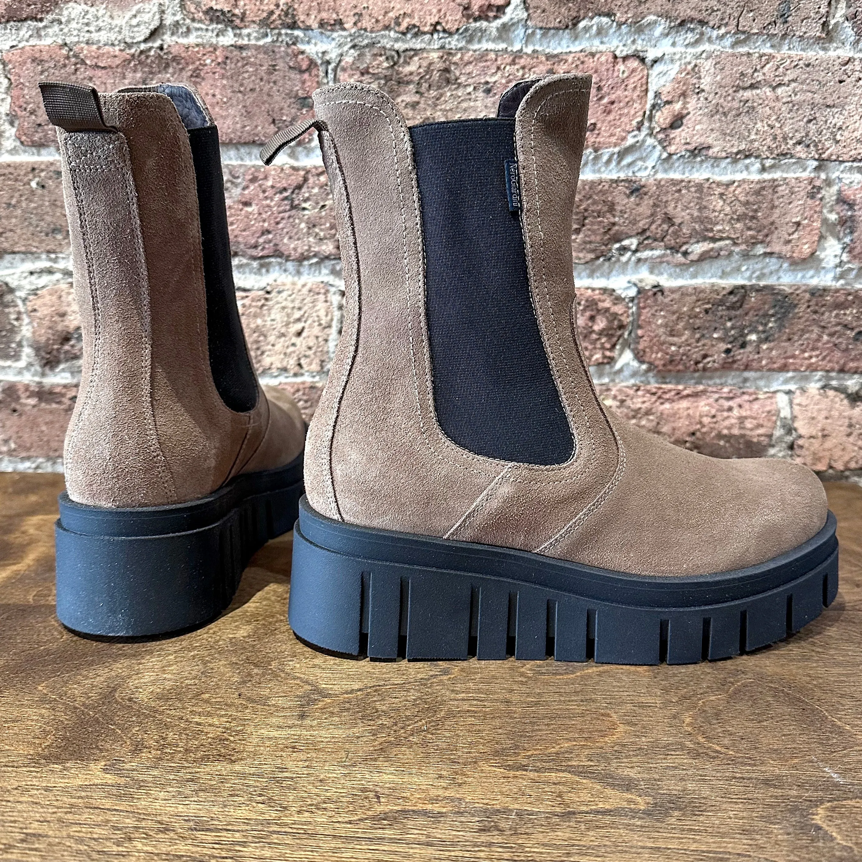 NeroGiardini I411925D-442 Camel Suede Chelsea Boot