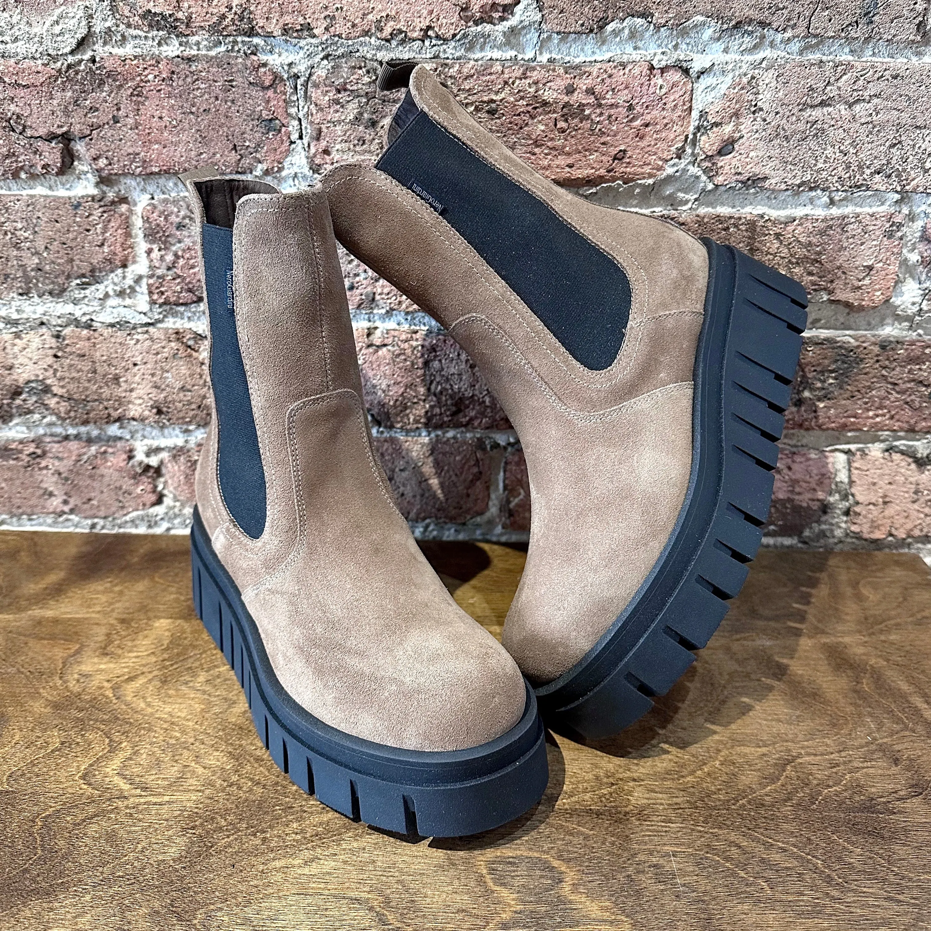NeroGiardini I411925D-442 Camel Suede Chelsea Boot