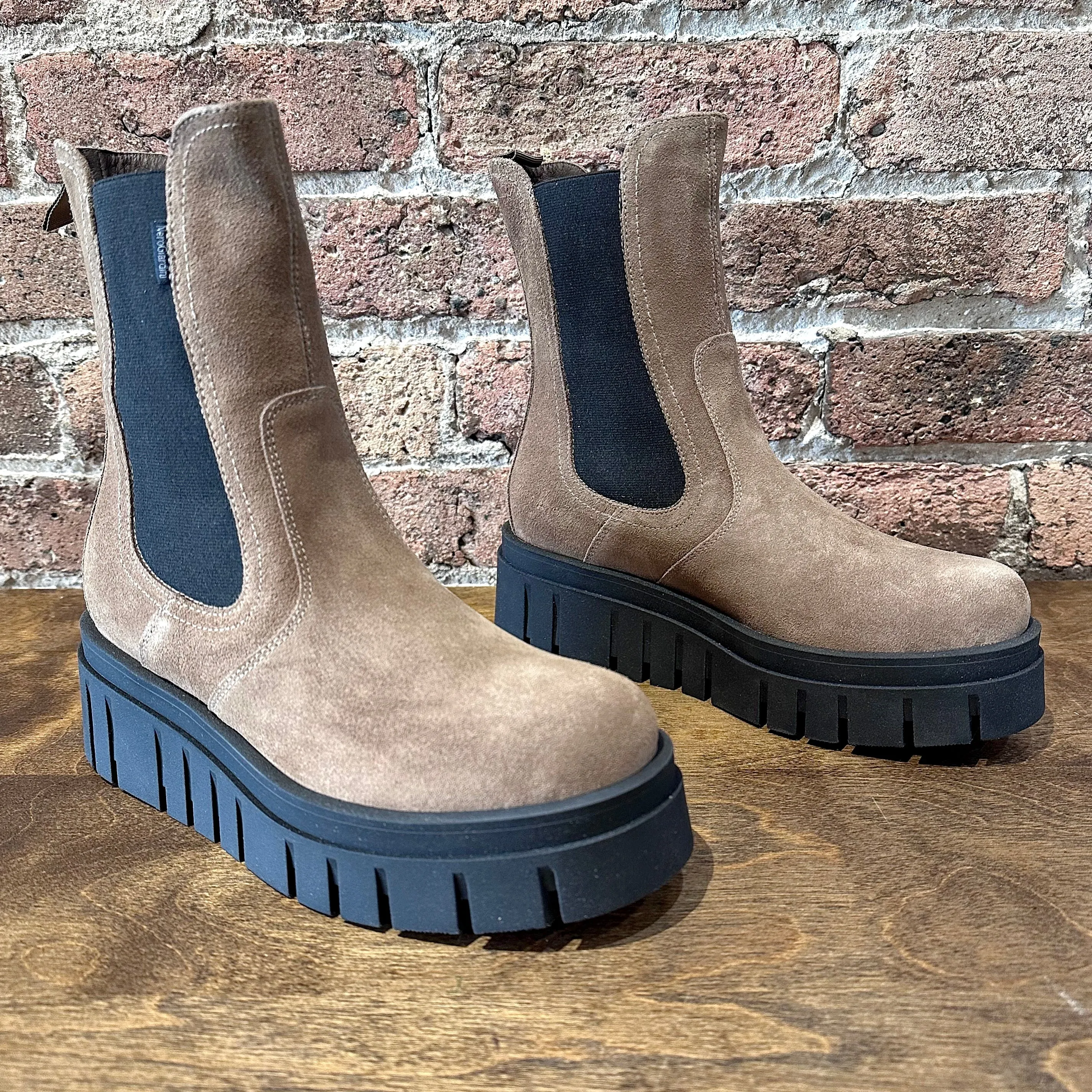 NeroGiardini I411925D-442 Camel Suede Chelsea Boot