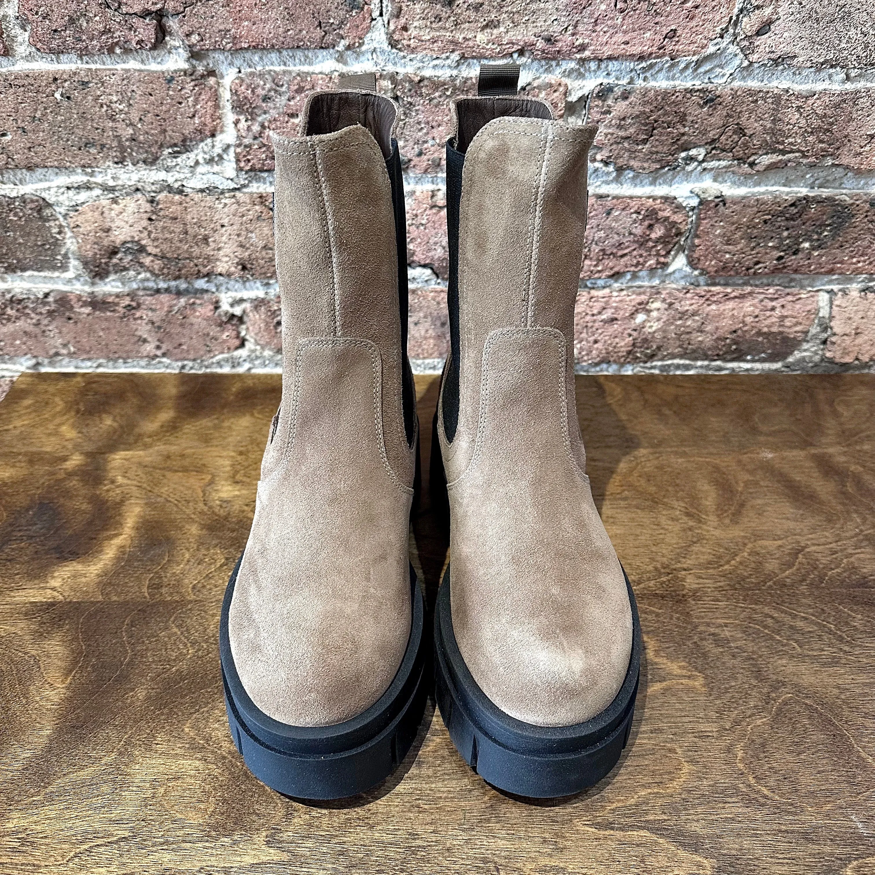 NeroGiardini I411925D-442 Camel Suede Chelsea Boot